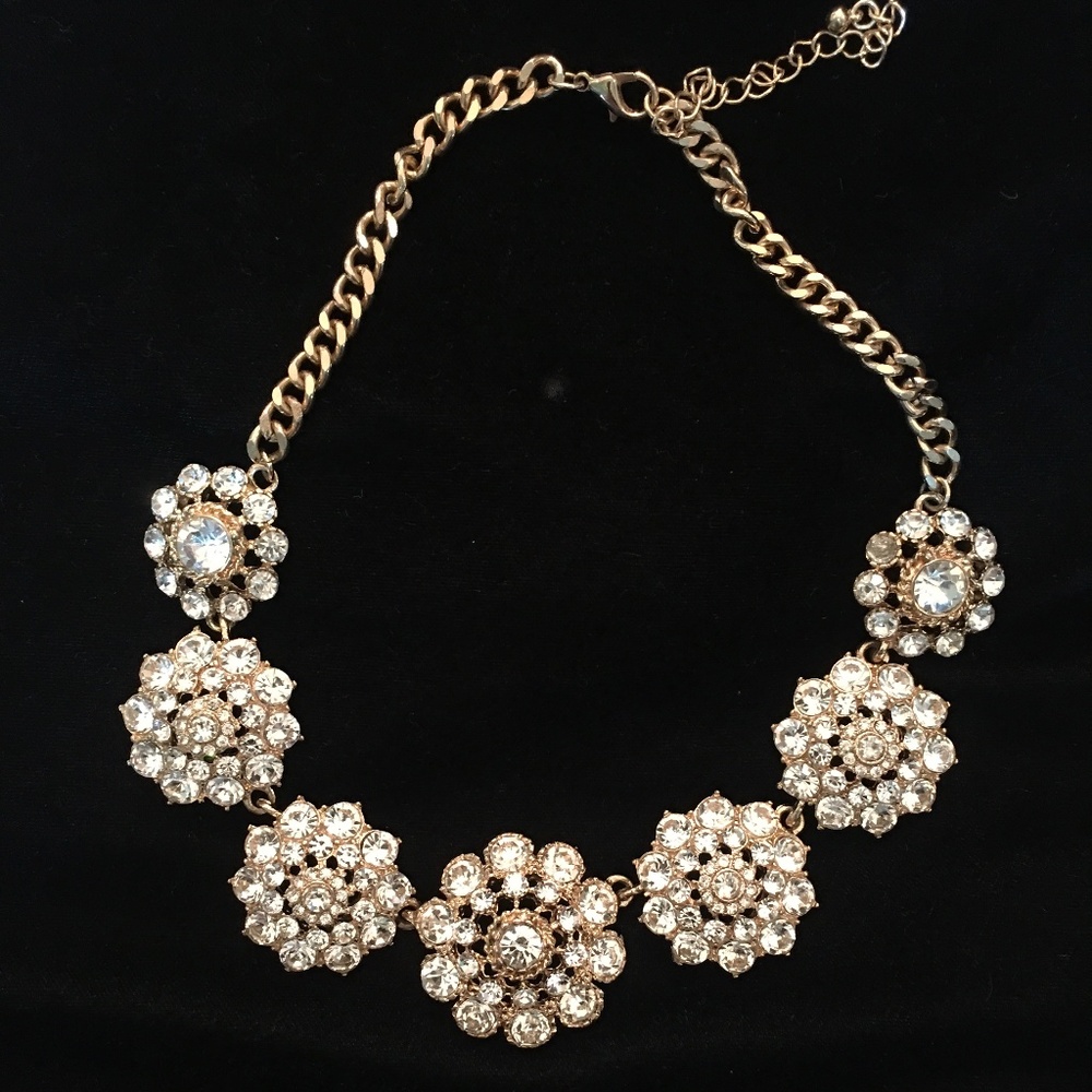 SPECIAL EVENT STATEMENT NECKLACE IN GOLDEN SETTING